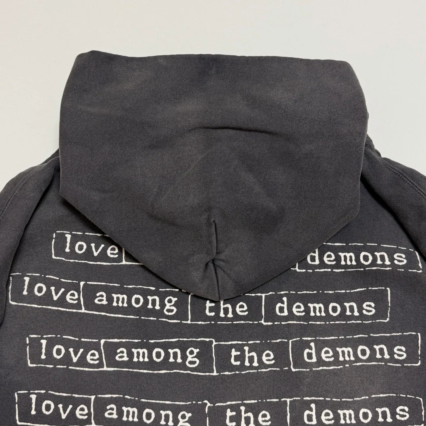 More details SAINT Mxxxxxx HOODIE/LOVE AMONG/BLK blue SAINT barrage slogan hoodie, washed black S-XL, the latest version, revised many times, the version is closer to the original version, and the street flavor is stronger! Heavy washing with water-sprayed fading process for stronger distressing effect. Handmade wormhole destruction treatment. Authentic level extreme distressed crack printing. The main mark and wash mark are all correct versions.